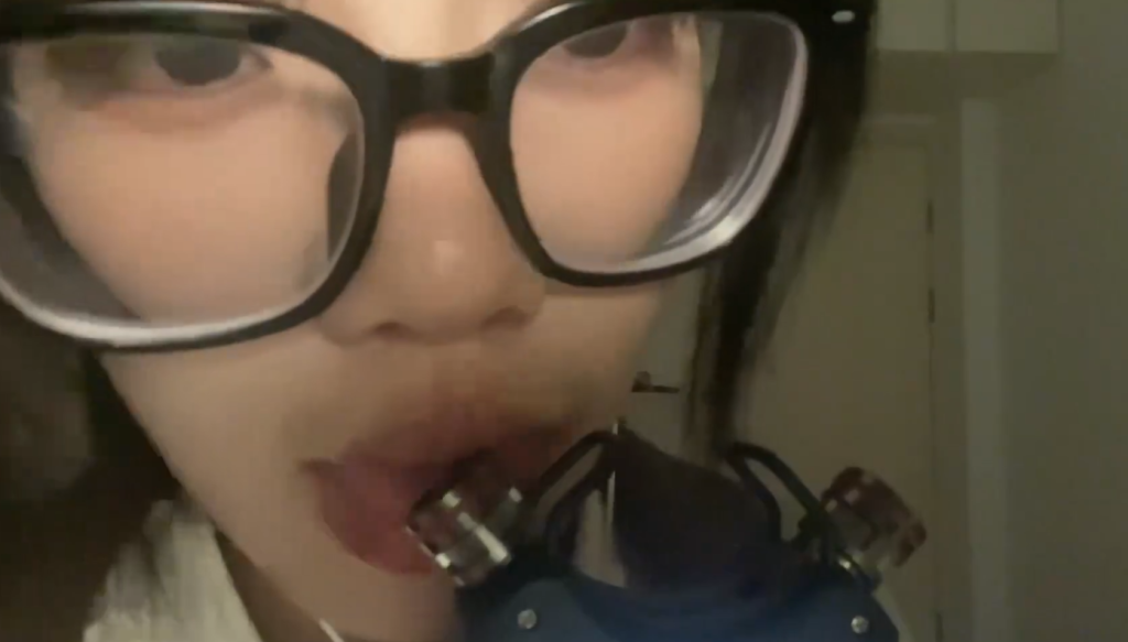 当麦克风遇到眼镜妹.mp4-ASMR资源阁
