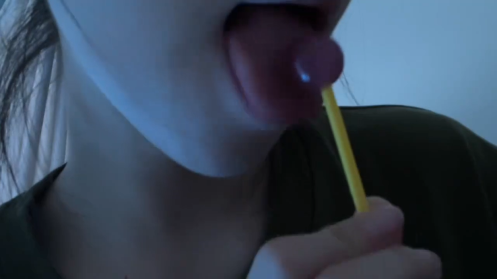 戴着舌钉品尝蓝莓棒棒糖.mp4-ASMR资源阁